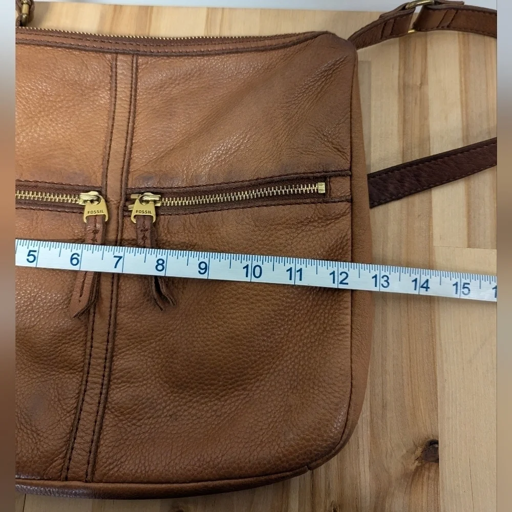 Fossil Brown Leather Crossbody Zipper Close Pockets Adjustable Strap Brass